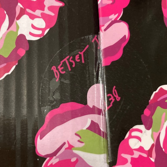 🌺Betsey Johnson New Pink Slippers Body Care Set - Picture 7 of 7
